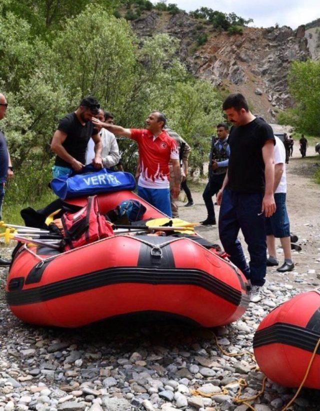 Tunceli’de Tabuları Yıkan Vali Bu Kez Rafting Yaptı