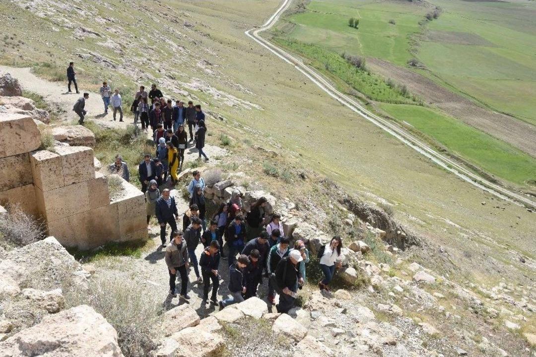 &Ccedil;ataklı &Ouml;ğrenciler Başkale&rsquo;yi Gezdi