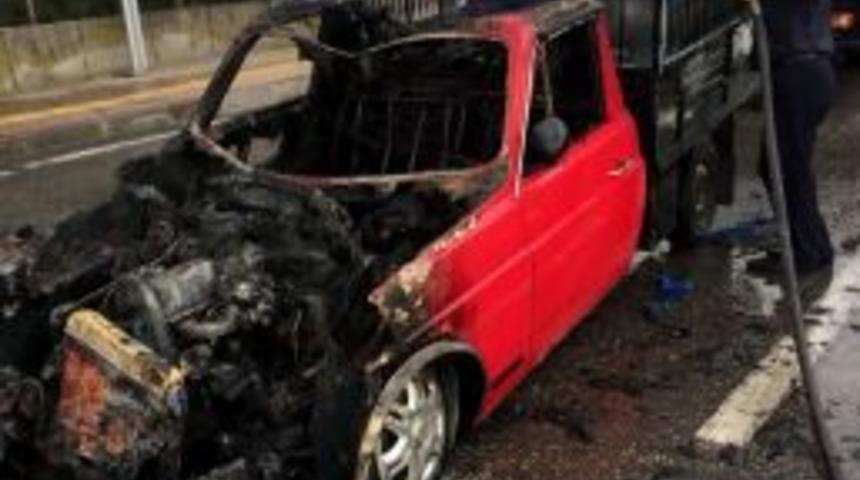 Samsun&rsquo;da Seyir Halindeki Kamyonet Yandı