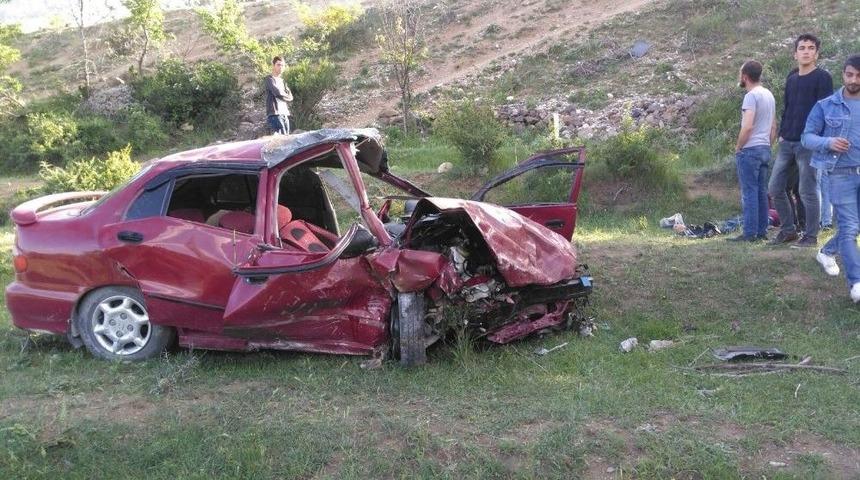 İki Otomobil Kafa Kafaya &Ccedil;arpıştı: 1 &Ouml;l&uuml;, 7 Yaralı