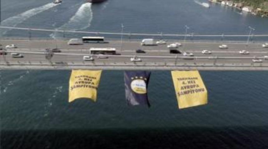 Avrupa Şampiyonu Vakıfbank&rsquo;ın Bayrağı K&ouml;pr&uuml;de Dalgalanıyor