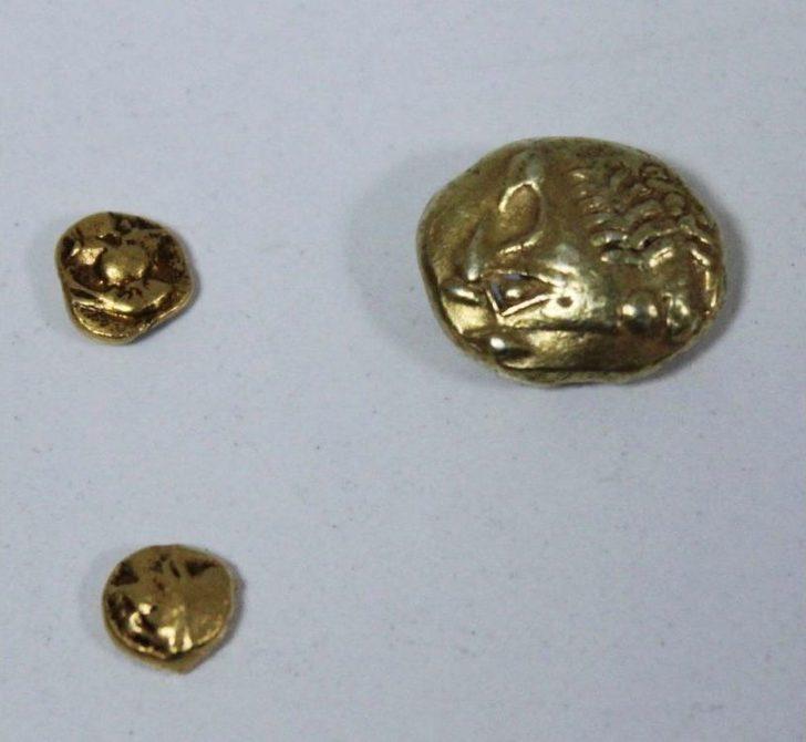 Avcılar’da Roma Ve Bizans Dönemine Ait Sikkeler Ve Dinozor Fosilleri Ele Geçirildi G4