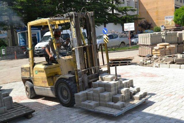 Şuhut Belediyesi Parke Taşı Çalışmalarına Tam Gaz Devam Ediyor