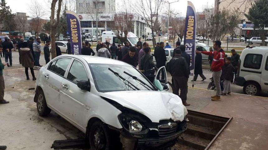 Adıyaman&rsquo;da Kontrolden &Ccedil;ıkan Otomobil Dehşet Sa&ccedil;tı: 2 Yaralı