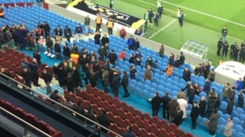 Trabzonsporlu Y&ouml;neticilerle Taraftarlar Arasında Tartışma Yaşandı