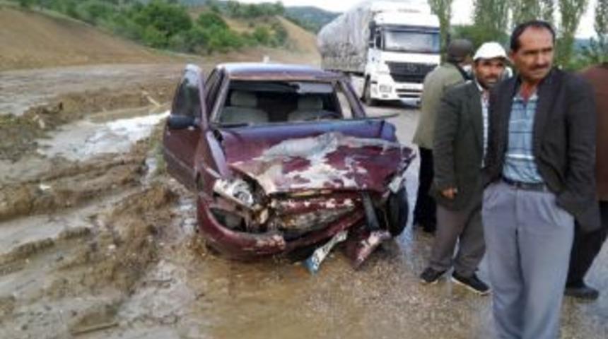 K&uuml;tahya&rsquo;da Trafik Kazası: 2 &Ouml;l&uuml;, 3 Yaralı