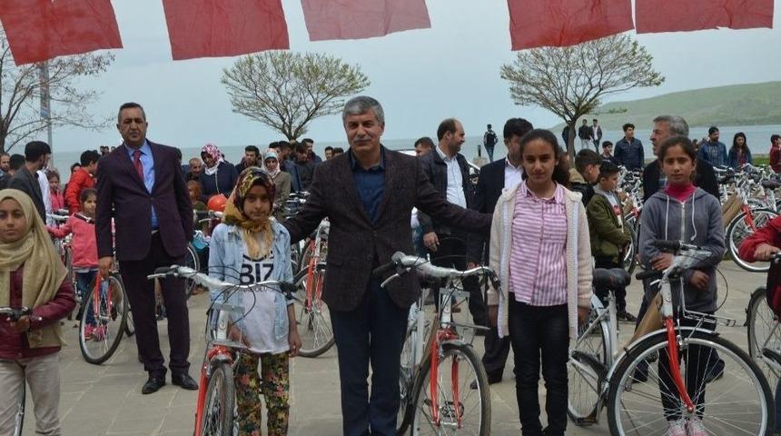 Tatvan&rsquo;da Başarılı 300 &Ouml;ğrenciye Bisiklet Hediye Edildi