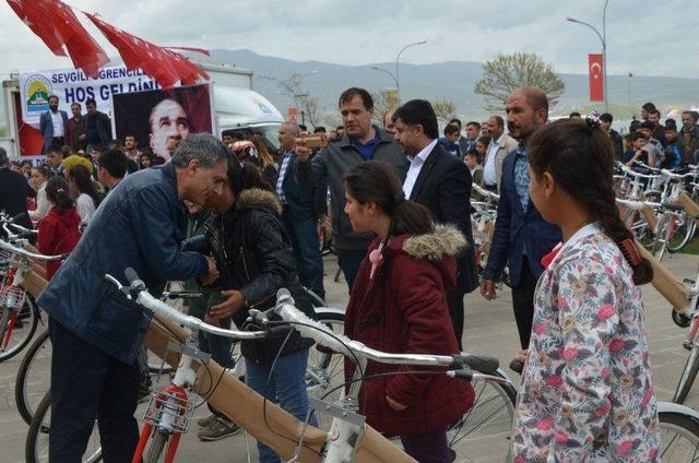 Tatvan’da Başarılı 300 Öğrenciye Bisiklet Hediye Edildi