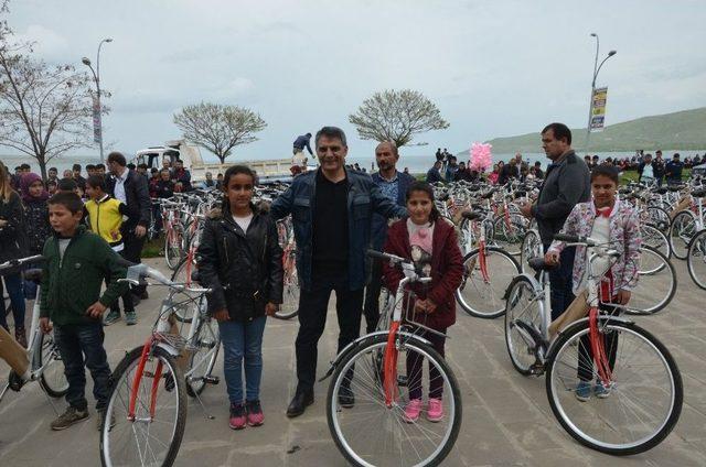 Tatvan’da Başarılı 300 Öğrenciye Bisiklet Hediye Edildi