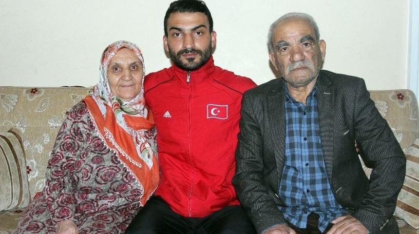 Afrin Gazisi Tedavisinin Ardından Elazığ&rsquo;daki Baba Ocağına Getirildi