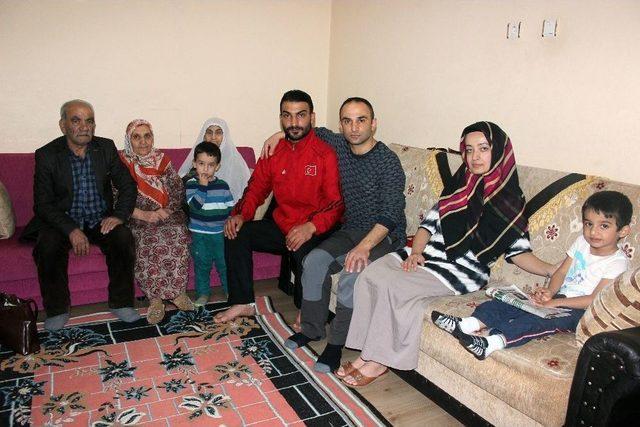 Afrin Gazisi Tedavisinin Ardından Elazığ’daki Baba Ocağına Getirildi