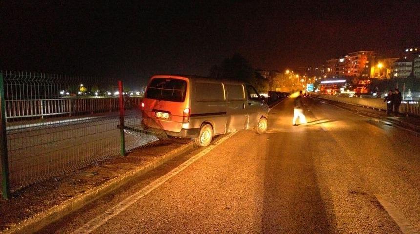 K&ouml;pr&uuml;n&uuml;n Korkuluklarına &Ccedil;arparak Durabildi