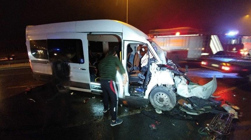 D&uuml;ğ&uuml;nden D&ouml;nen Aileyi Taşıyan Servis Aracı Kaza Yaptı