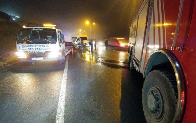 Düğünden Dönen Aileyi Taşıyan Servis Aracı Kaza Yaptı