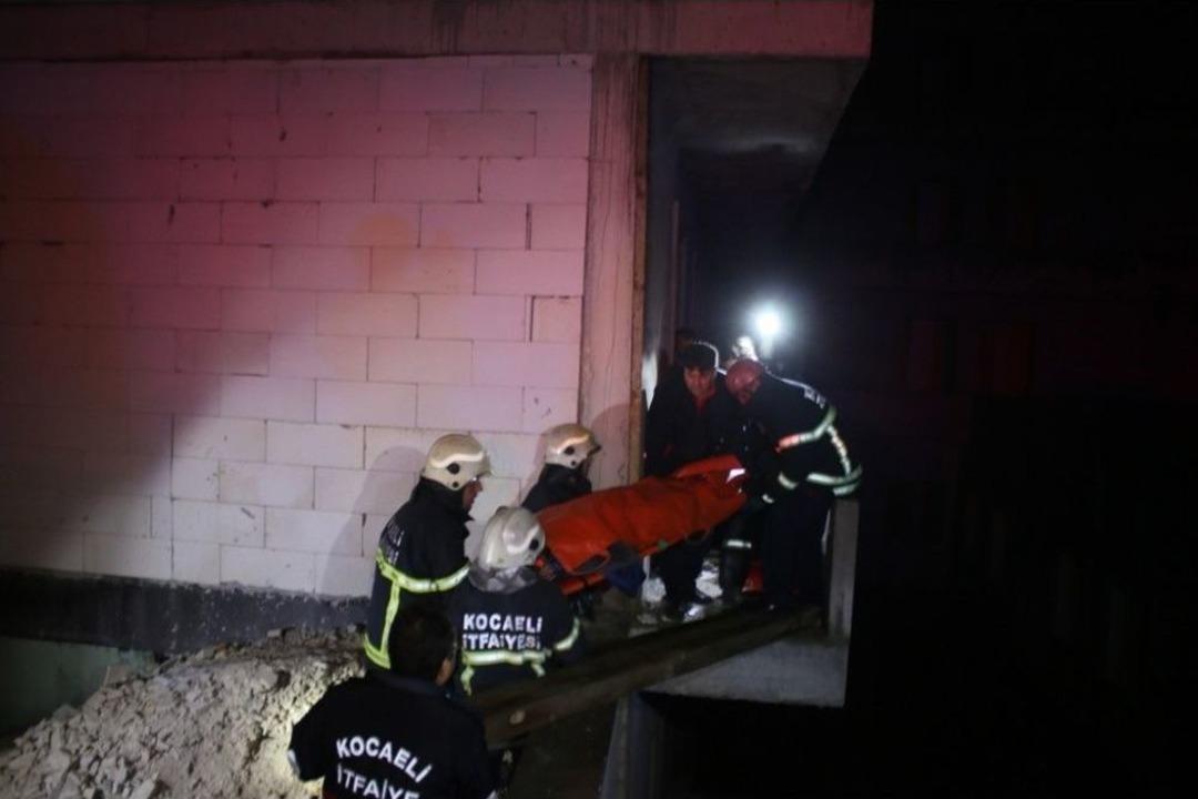İnşaat Balkonunda Bı&ccedil;aklanan Yaralı İ&ccedil;in Seferber Oldular