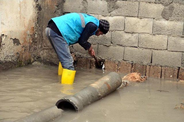 Akçakale’de Evleri Su Bastı