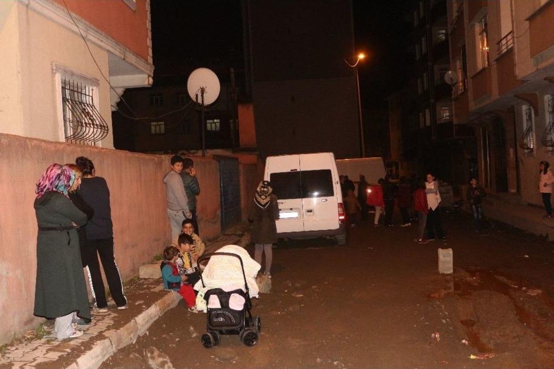 Ağrı&rsquo;da Deprem Nedeniyle 2 Katlı Evde Hasar Oluştu