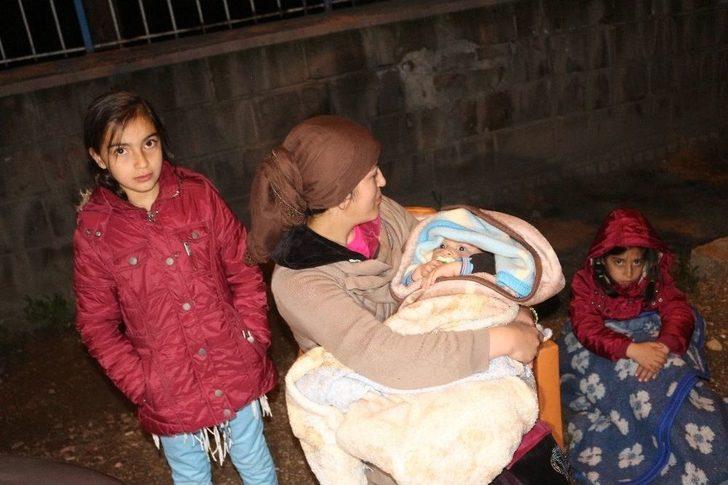 Ağrı’da Deprem Nedeniyle 2 Katlı Evde Hasar Oluştu G2