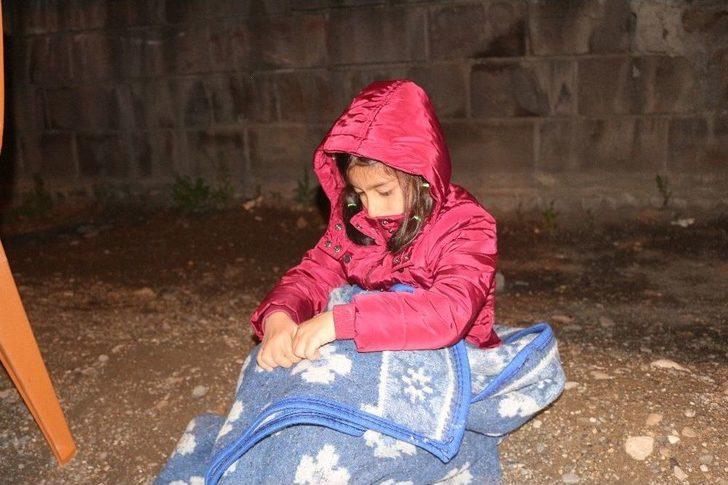 Ağrı’da Deprem Nedeniyle 2 Katlı Evde Hasar Oluştu G3