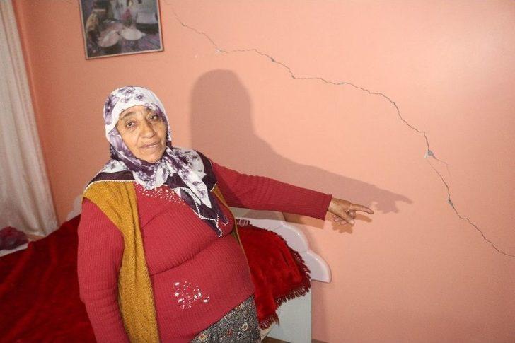 Ağrı’da Deprem Nedeniyle 2 Katlı Evde Hasar Oluştu G4