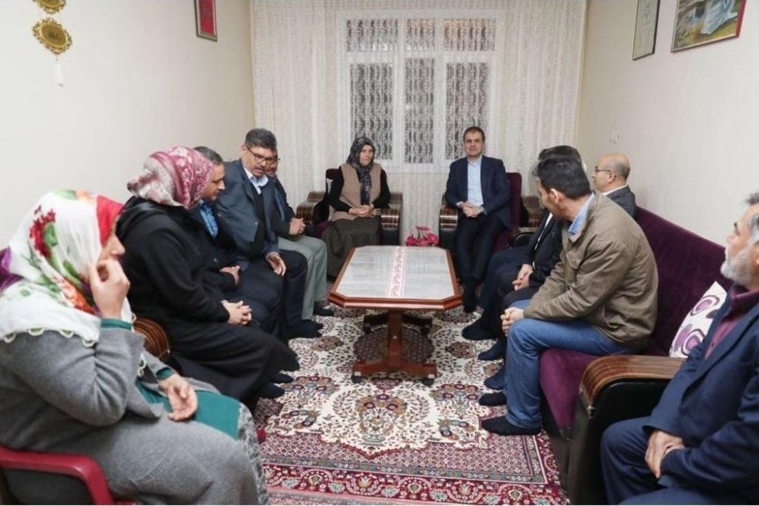 Ab Bakanı &Ccedil;elik, Otob&uuml;ste Hakarete Uğrayan Şehit Annesini Ziyaret Etti