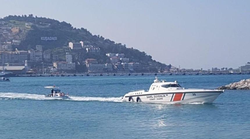 Kuşadası Körfezi’nde Arızalanan Teknedeki 3 Kişi Kurtarıldı