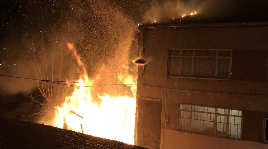 Fatih’te Korkutan Gecekondu Yangını