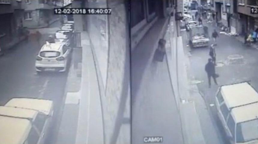 (&ouml;zel) İstanbul&rsquo;da Sokak Ortasında Silahlı &Ccedil;atışma