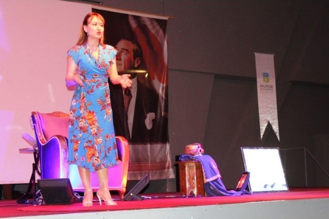 Ayvalık&rsquo;ta &lsquo;sosyal Meddahlar&rsquo; Kırdı Ge&ccedil;irdi