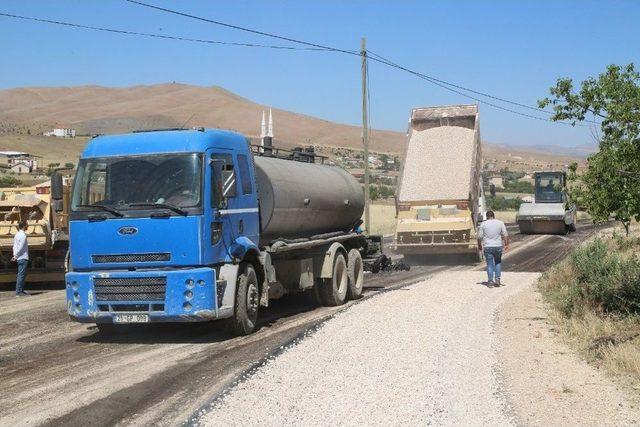 Elazığ’da Köy Yolları Asfaltlanıyor