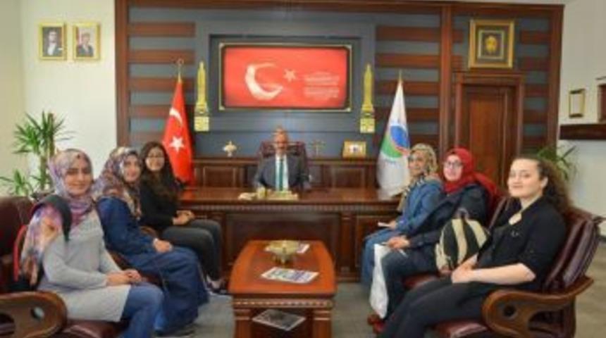 Tıp Fak&uuml;ltesi &Ouml;ğrencileri Rekt&ouml;r Karakaya&rsquo;yı Ziyaret Etti