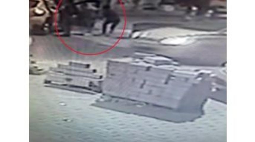 (&ouml;zel) Taksim&rsquo;de Kadına Kapka&ccedil; Şoku Kamerada