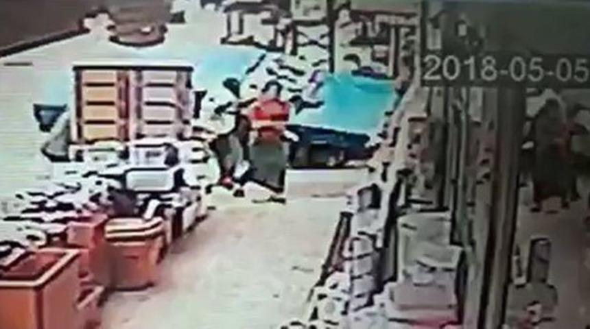 Kontrolden &Ccedil;ıkan Otomobil Yayalara B&ouml;yle &Ccedil;arptı