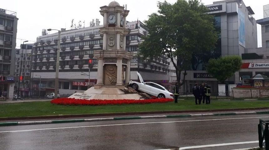 Yağmurda Kontrolden &Ccedil;ıktı, Saat Kulesine &Ccedil;arptı