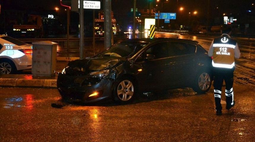 Otomobil İle Kamyonet &Ccedil;arpıştı: 2 Yaralı