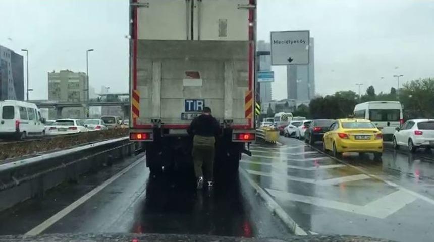 (&ouml;zel) Mecidiyek&ouml;y&rsquo;de Akli Dengesi Bozuk Şahıs Trafiği Birbirine Kattı