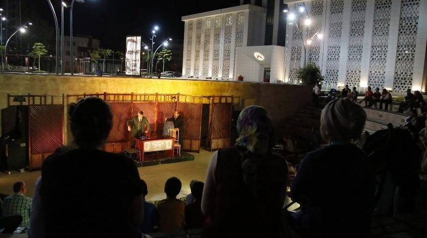 D&ouml;şemealtı Kent Meydanı&rsquo;nda Tiyatro Oyunu Sahnelendi