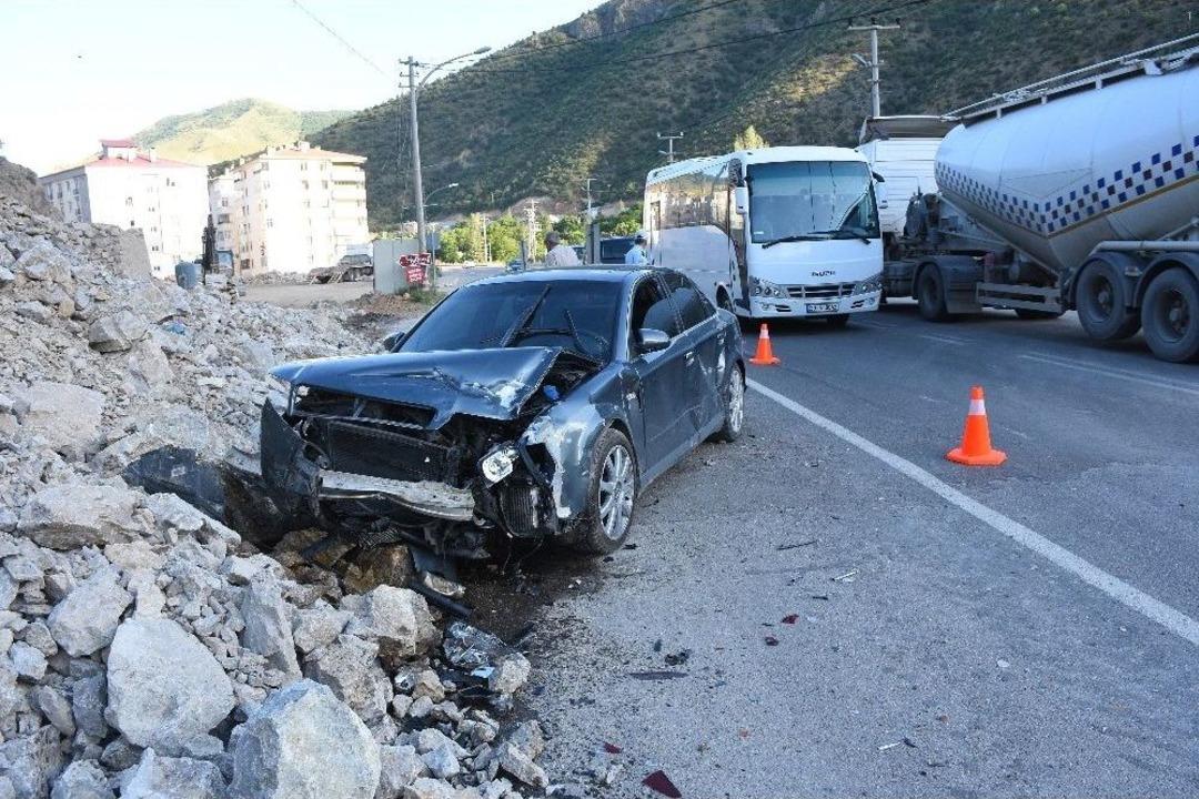 G&uuml;m&uuml;şhane&rsquo;de Trafik Kazası: 3&rsquo;&uuml; &Ccedil;ocuk 7 Yaralı