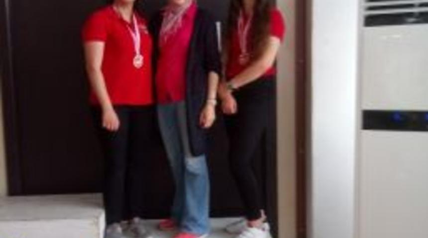 Dart Şampiyonasında &Uuml;&ccedil;&uuml;nc&uuml; Oldular