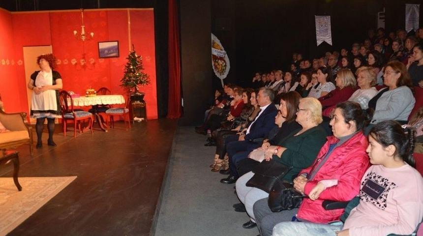 Kuşadası Belediye Tiyatrosu Yeni Oyununu Sahneye Koydu