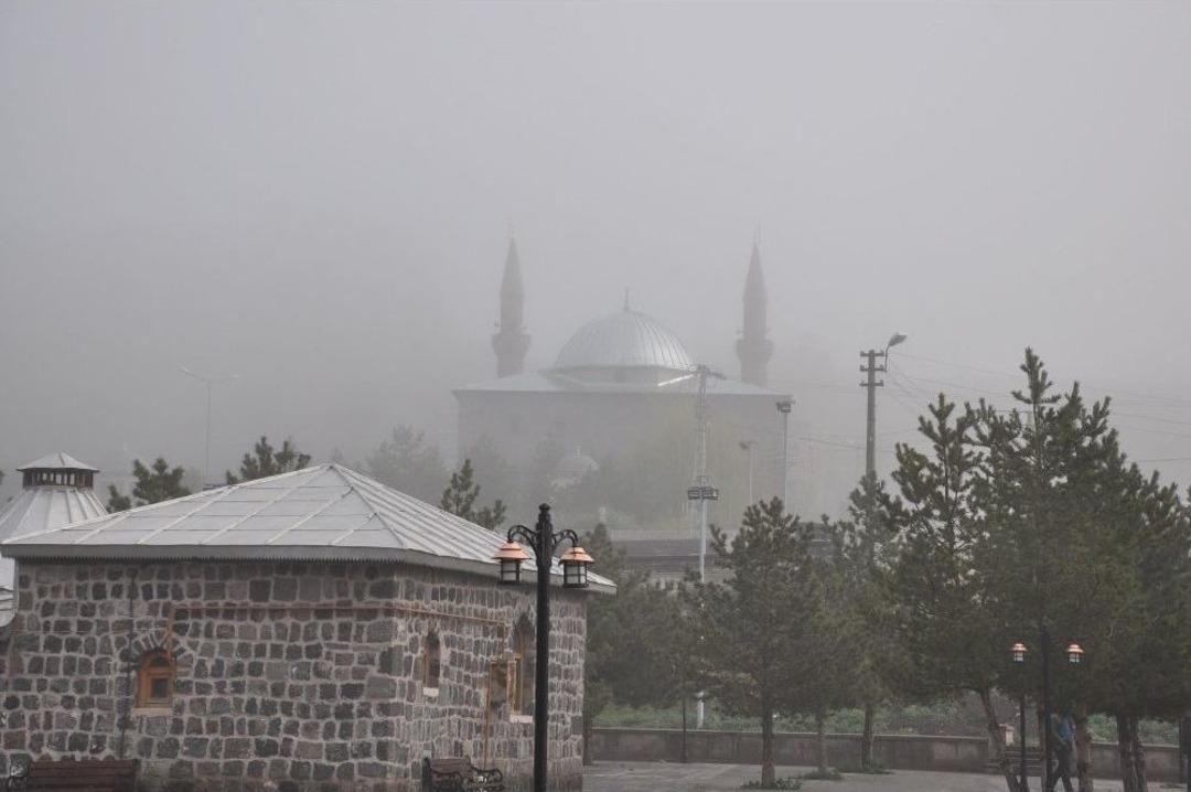 Kars&rsquo;ta Yağmur Sonrası Sis Kartpostallık G&ouml;r&uuml;nt&uuml;ler Oluşturdu