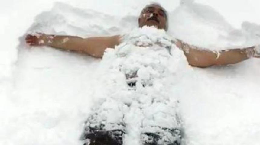 Ptt Başm&uuml;d&uuml;r&uuml; Kar Banyosu Yaptı