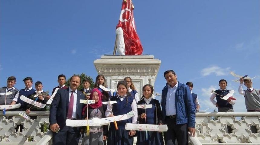 Yaptıkları Model U&ccedil;akları, Zafertepe&ccedil;alk&ouml;y Semalarında U&ccedil;urdular