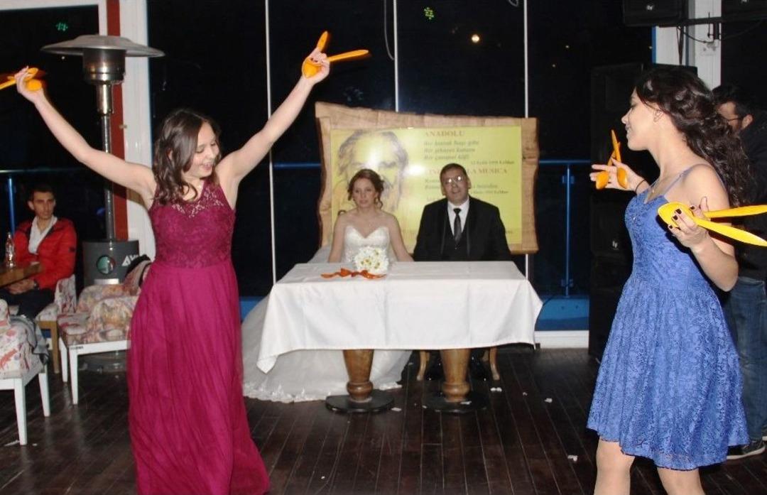 Annesini Babasına İstedi, Ablası Da Verdi