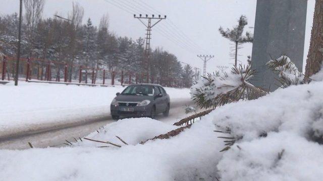 Kars’ta Kar Ve Tipi 19 Köy Yolunu Ulaşıma Kapattı