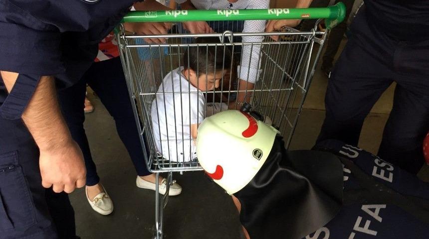 3 Yaşındaki Çocuğun Eli Alışveriş Arabasına Sıkıştı