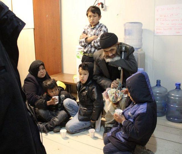 Dondurucu Soğukta Polislerden G&ouml;&ccedil;menlere &Ccedil;ay İkramı 1