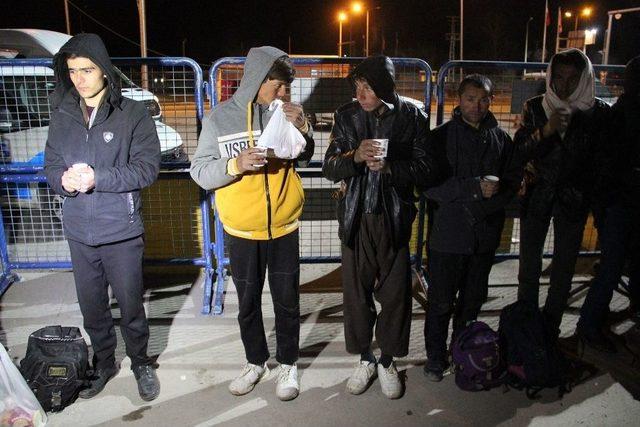 Dondurucu Soğukta Polislerden G&ouml;&ccedil;menlere &Ccedil;ay İkramı 2