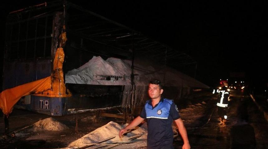 Plastik Madde Y&uuml;kl&uuml; Tırda &Ouml;nce Patlama, Sonra Yangın