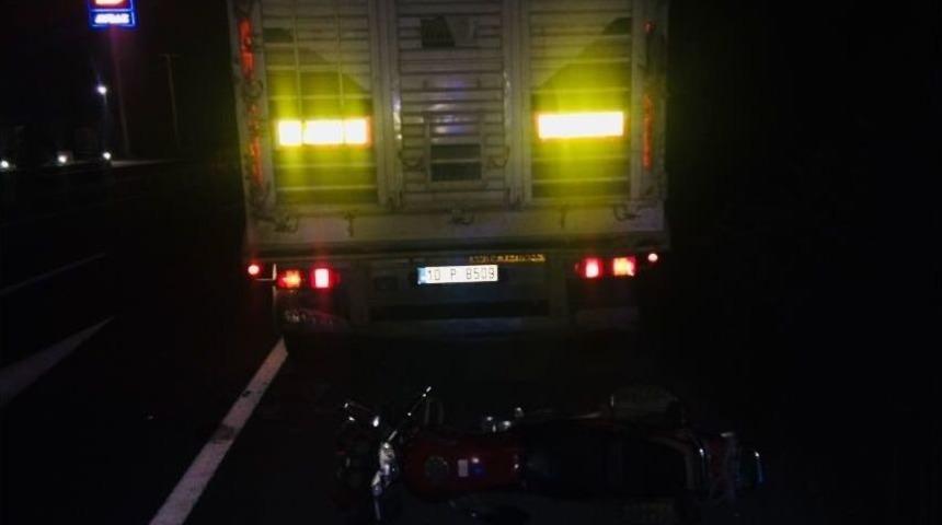 Lastiği Patlayan Tır&rsquo;a &Ccedil;arpan Motosiklet S&uuml;r&uuml;c&uuml;s&uuml; Olay Yerinde Hayatını Kaybetti